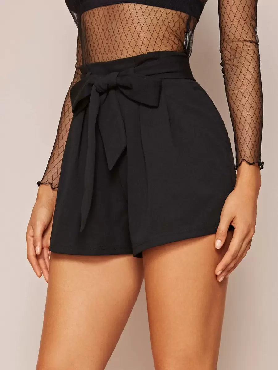 Short com cinto e bolsos